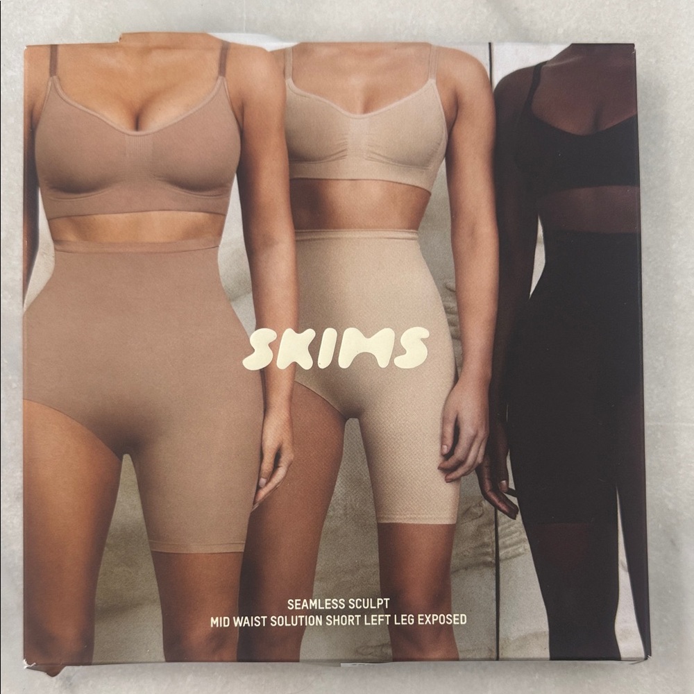 SKIMS Seamless Sculpt Mid Waist Shorts - Cream and Black